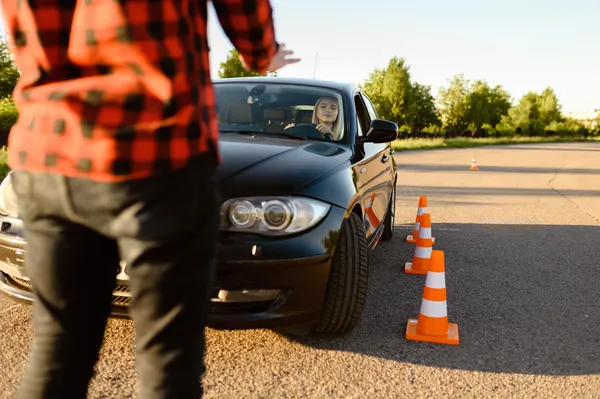 Requisitos para licencia de manejo, hay un instructor dándole indicaciones a una persona dentro del auto
